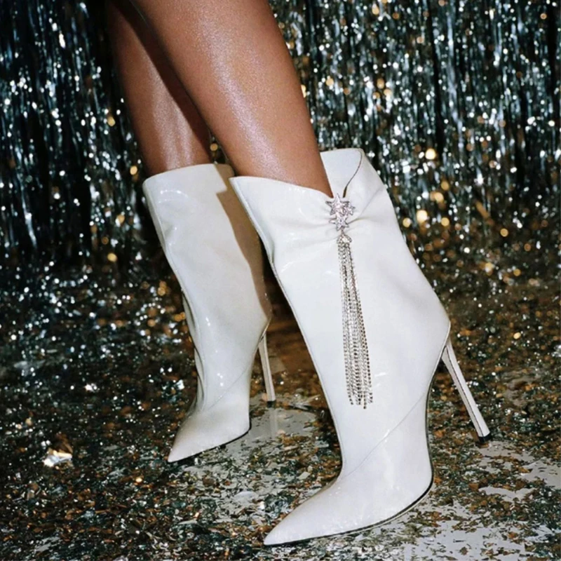 Къса обувки от лачена кожа с кристали 2022 Зимни ботуши до средата на прасците на тънък ток, с остри пръсти, метални вериги, декорация на обувки-лодка за нощен клуб