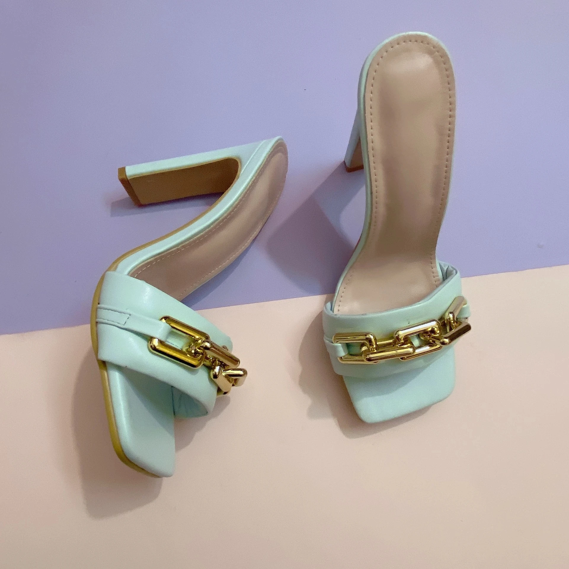 2021 Летни елегантни дамски чехли, модерни нови украшения във формата на метални верижки, високи обувки-чехли на висок ток, лодки с квадратни пръсти, дамски обувки